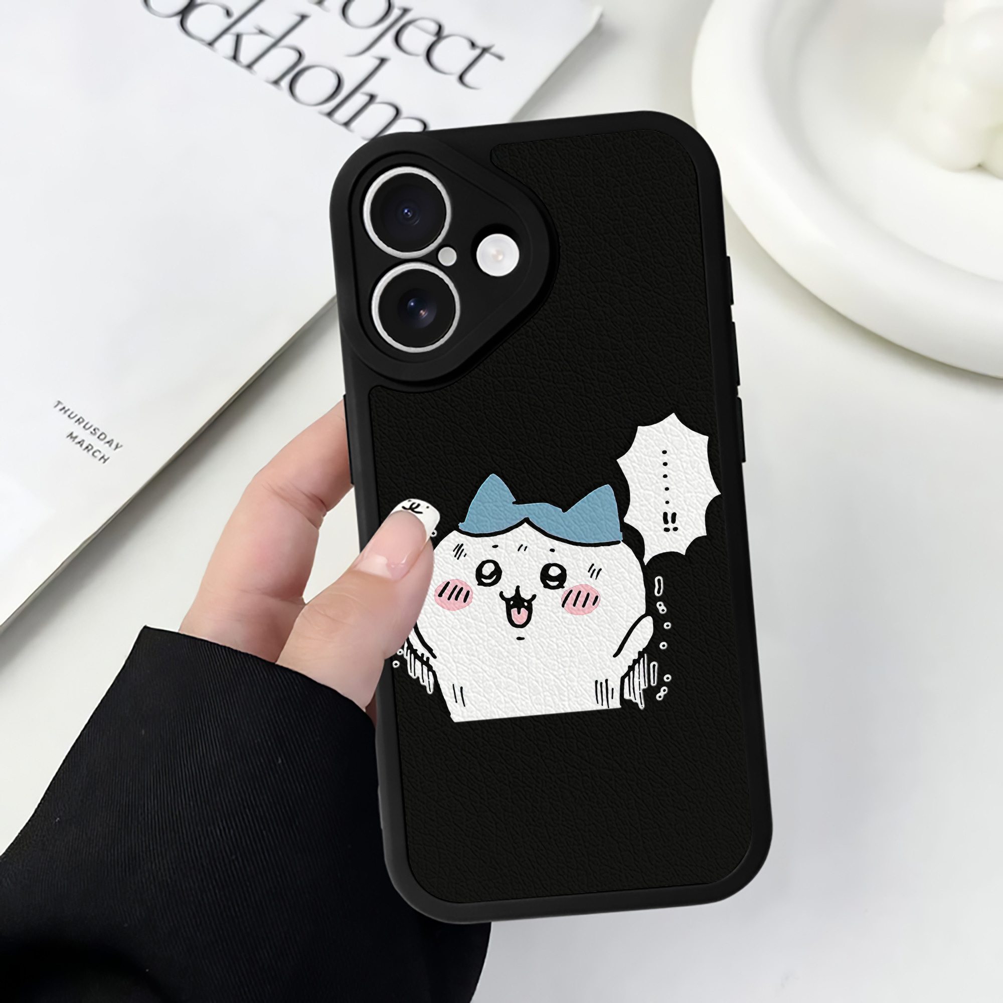 （画像用） ちいかわ ハチワレ Chii-kawa hachiware 【iPhone 16シリーズ対応】シリコンスマホケース（レザー調） 材質：シリコン